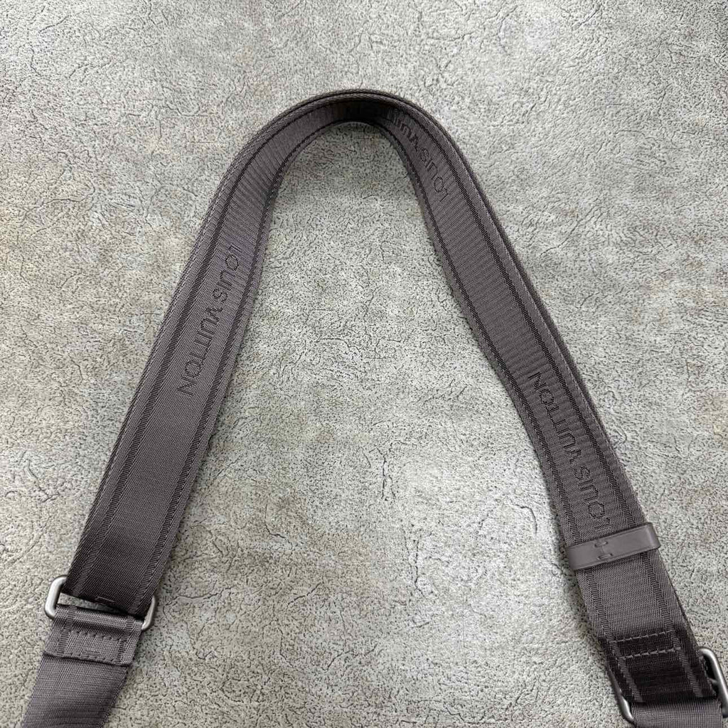 Louis Vuitton Messenger Bag "DISTRICT" New Grey Size PM