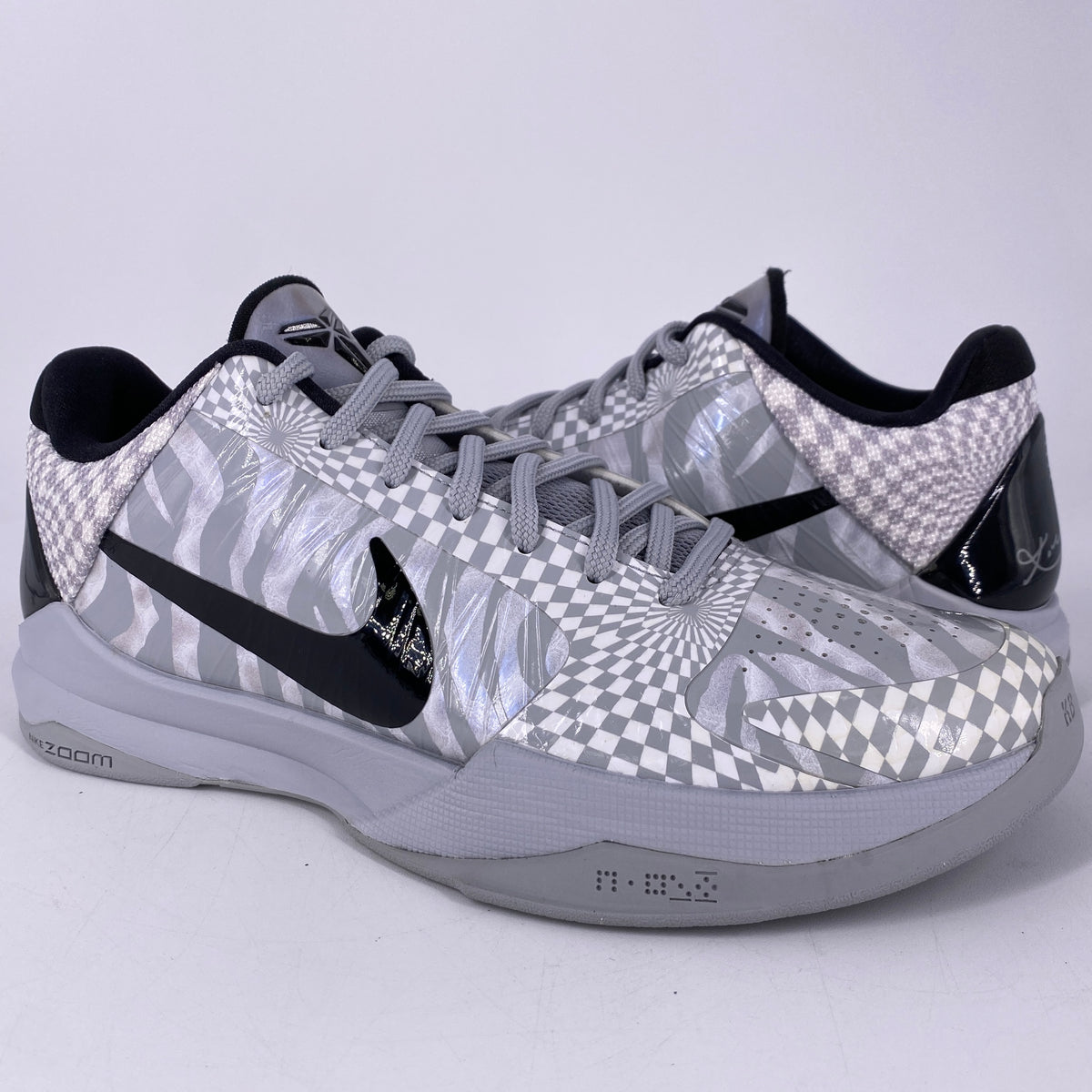 スニーカー KOBE V PROTRO ZEBRA 858eadf4ed799823fa529005903450