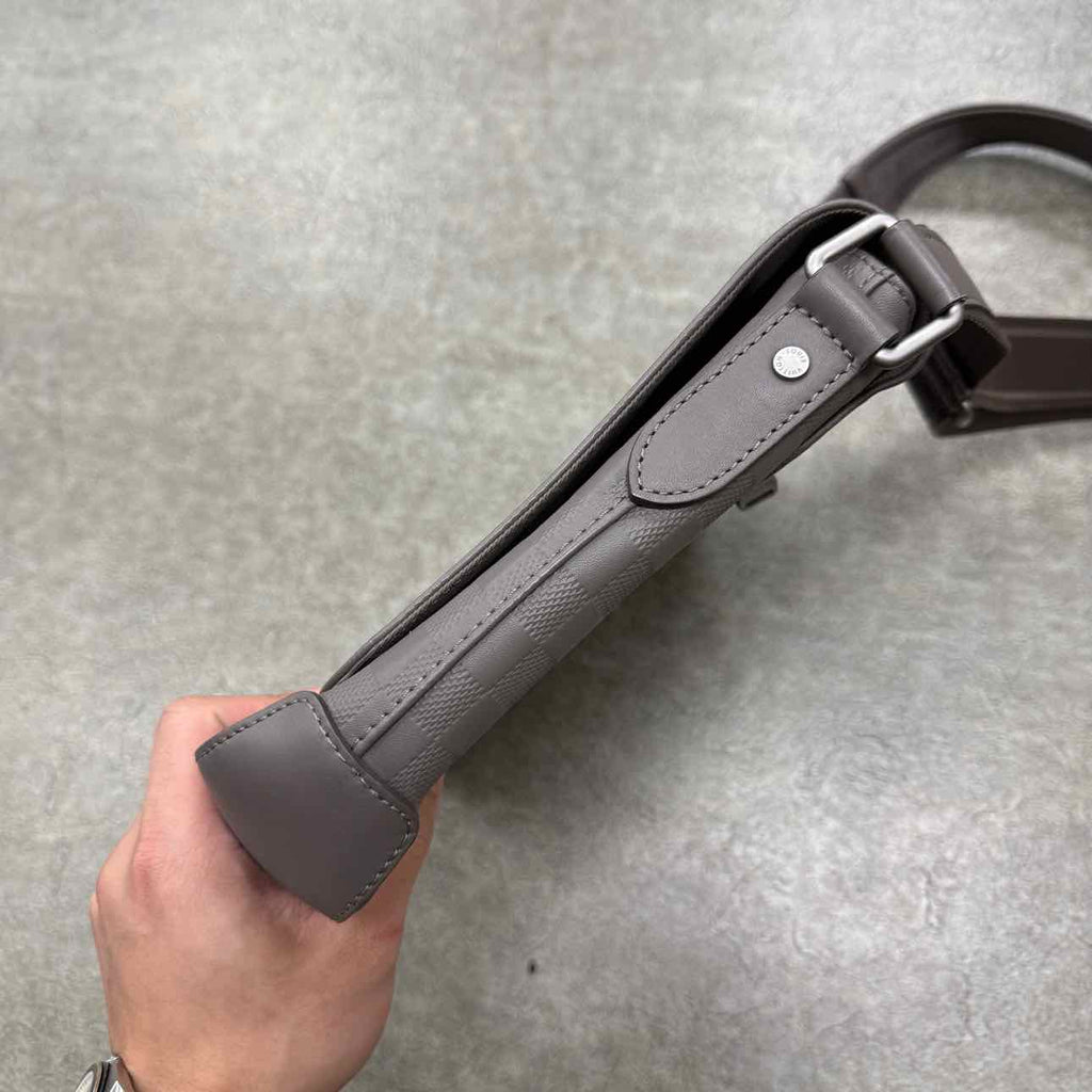 Louis Vuitton Messenger Bag "DISTRICT" New Grey Size PM