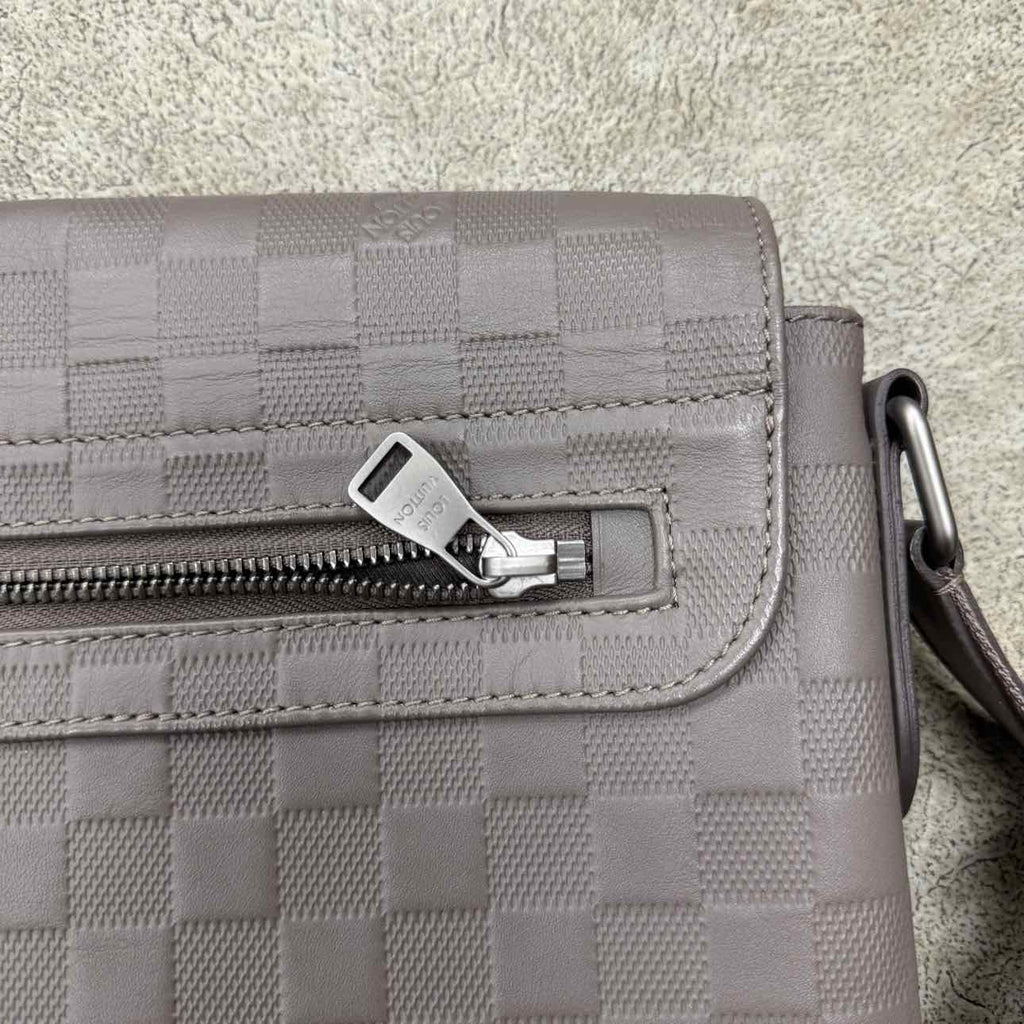 Louis Vuitton Messenger Bag "DISTRICT" New Grey Size PM