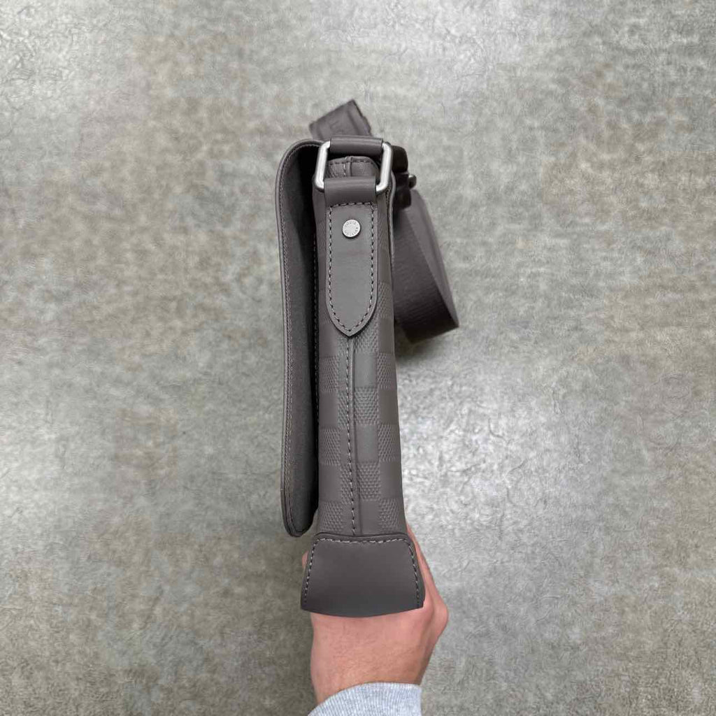 Louis Vuitton Messenger Bag "DISTRICT" Used Grey Size PM