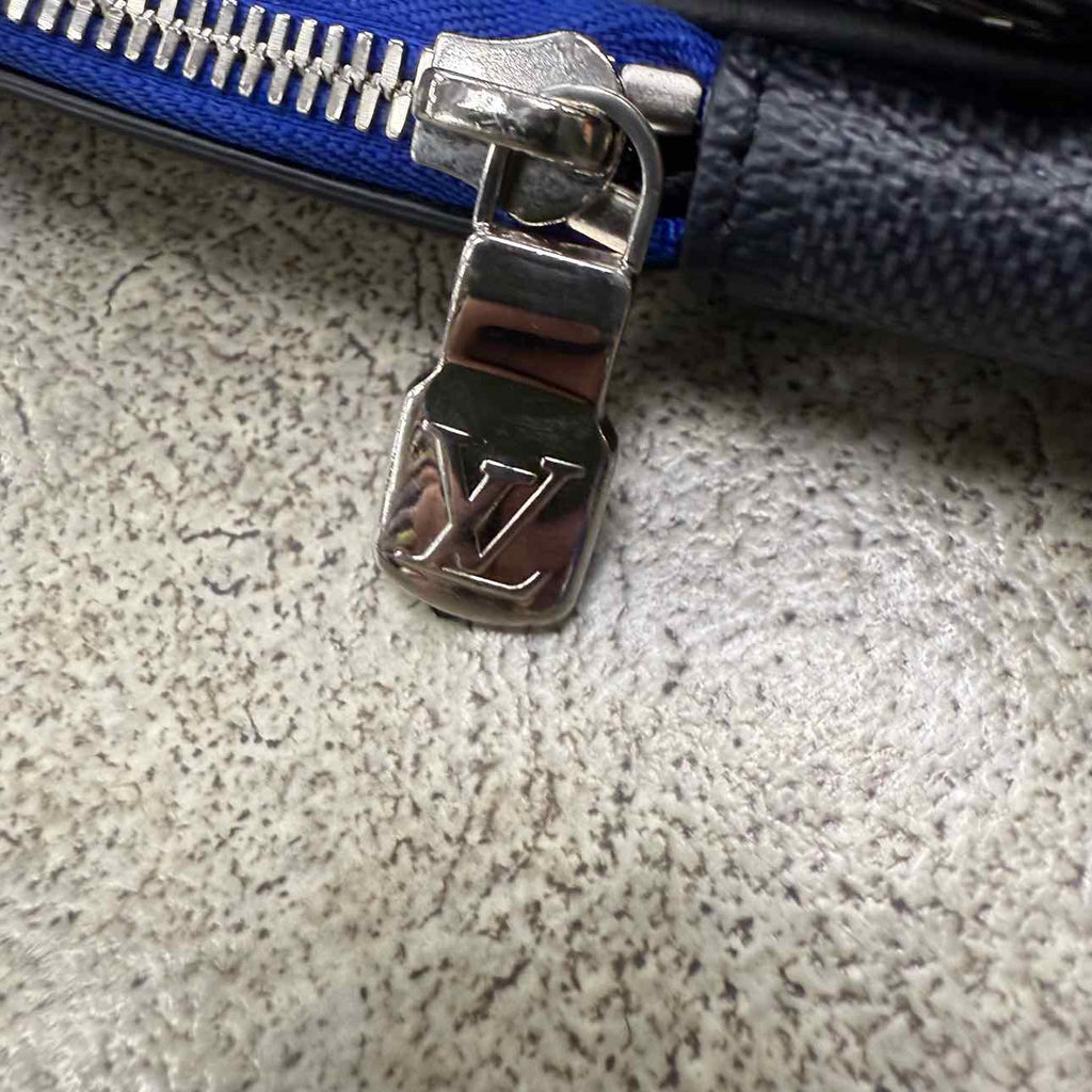Louis Vuitton Crossbody "AVENUE SLING BAG" Used Black Size OS