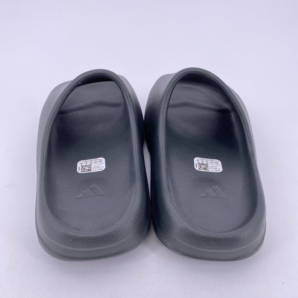 Yeezy Slide "Dark Onyx" 2024 Used Size 8