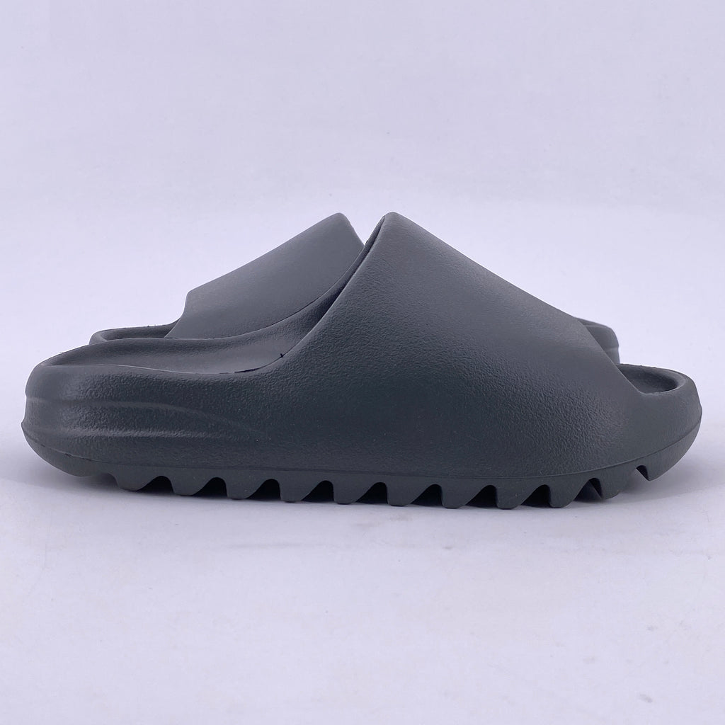 Yeezy Slide "Dark Onyx" 2024 Used Size 8