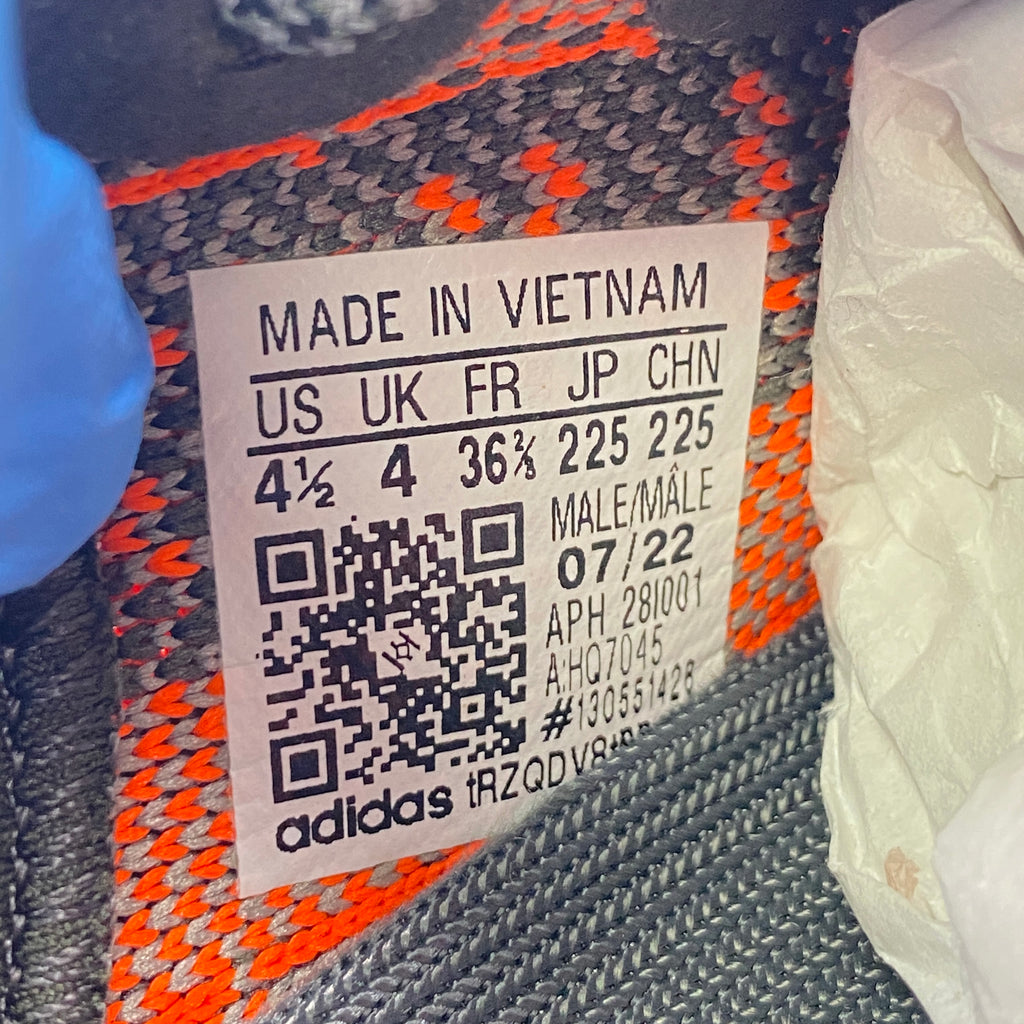 Yeezy 350 v2 "Carbon Beluga" 2024 Used Size 4.5