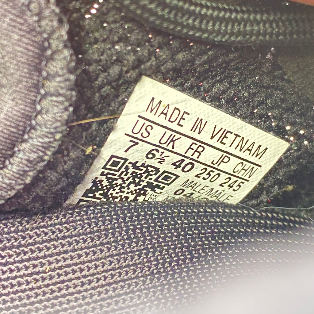 Yeezy 350 v2 "Onyx" 2022 Used Size 7