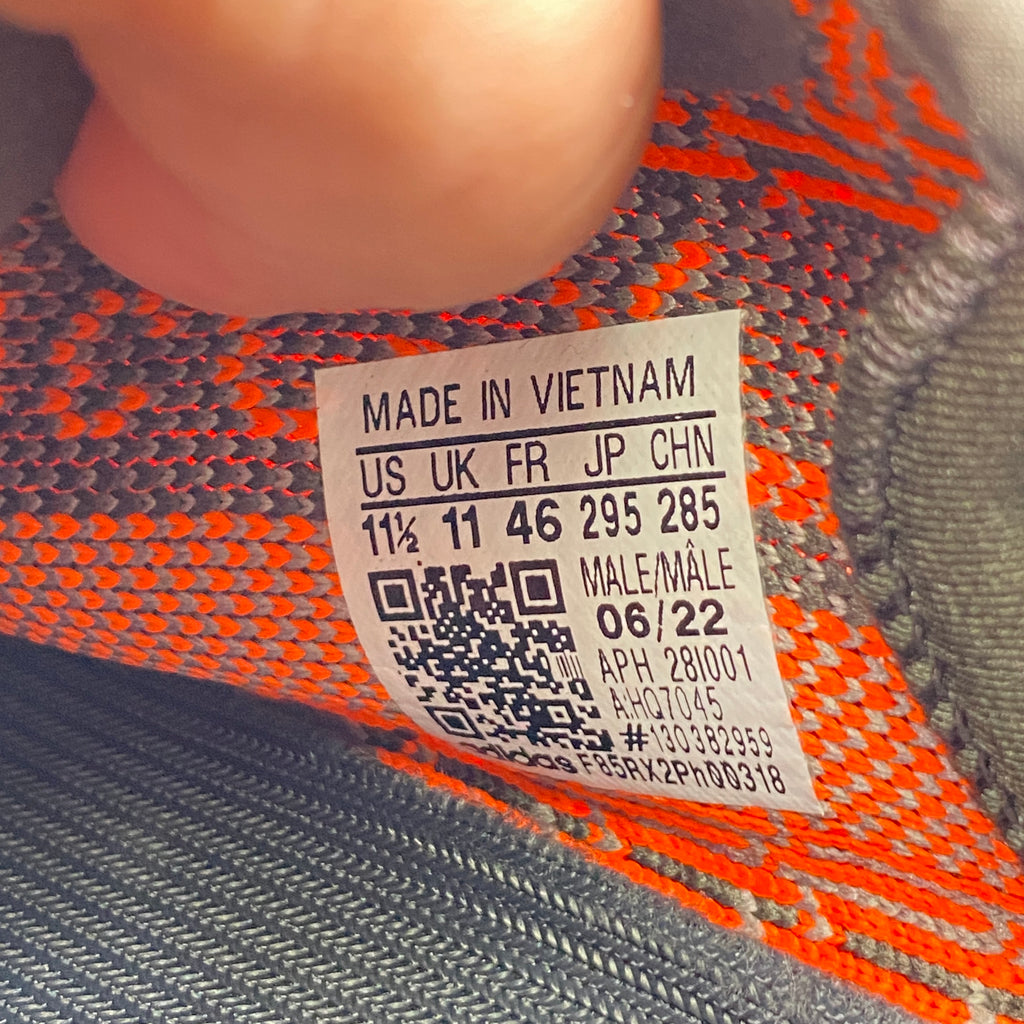 Yeezy 350 v2 "Carbon Beluga" 2024 Used Size 11.5