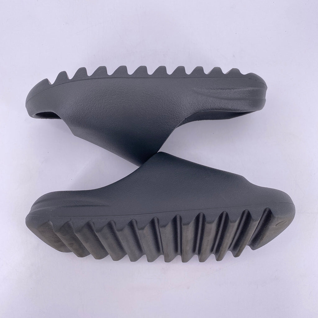 Yeezy Slide "Dark Onyx" 2024 Used Size 8