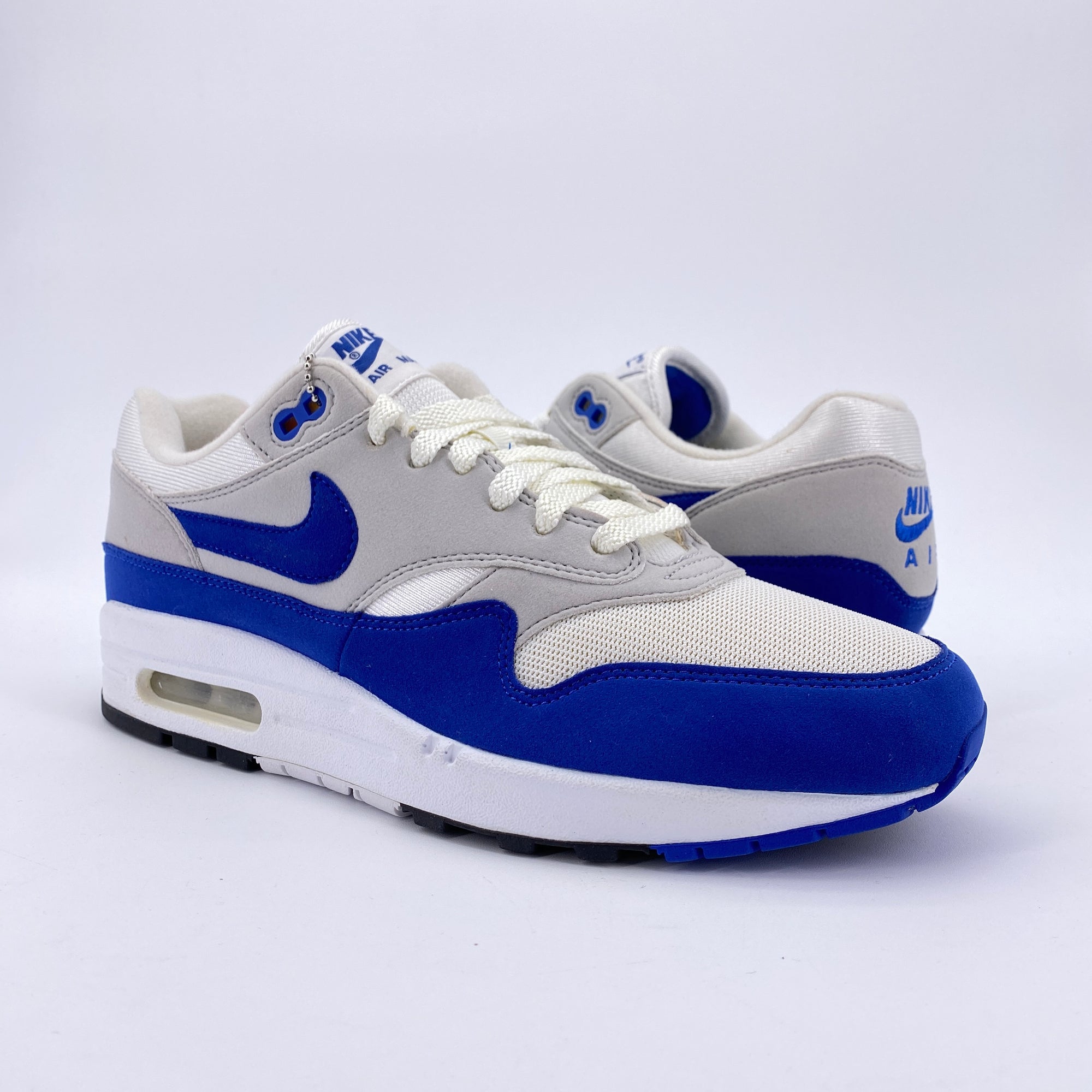 nike air max hyped tb white and blue background