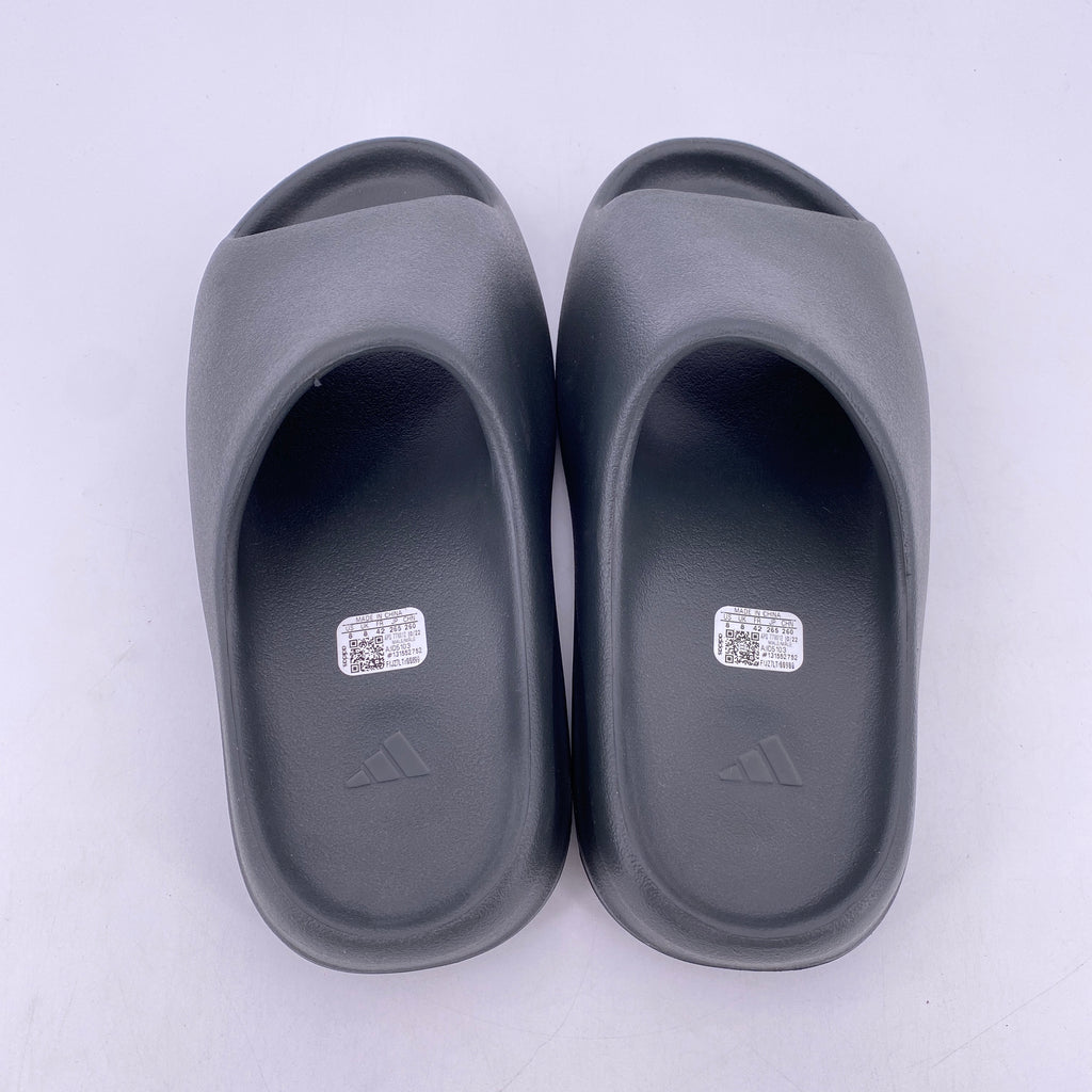 Yeezy Slide "Dark Onyx" 2024 Used Size 8