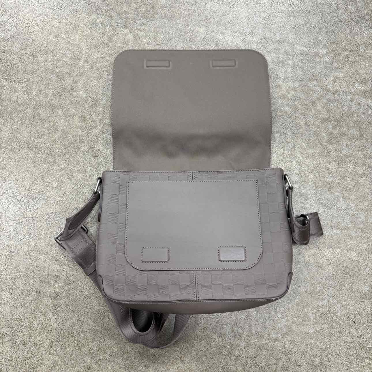 Louis Vuitton Messenger Bag &quot;DISTRICT&quot; New Grey Size PM