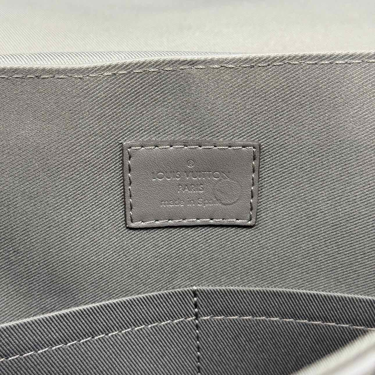 Louis Vuitton Messenger Bag &quot;DISTRICT&quot; New Grey Size PM