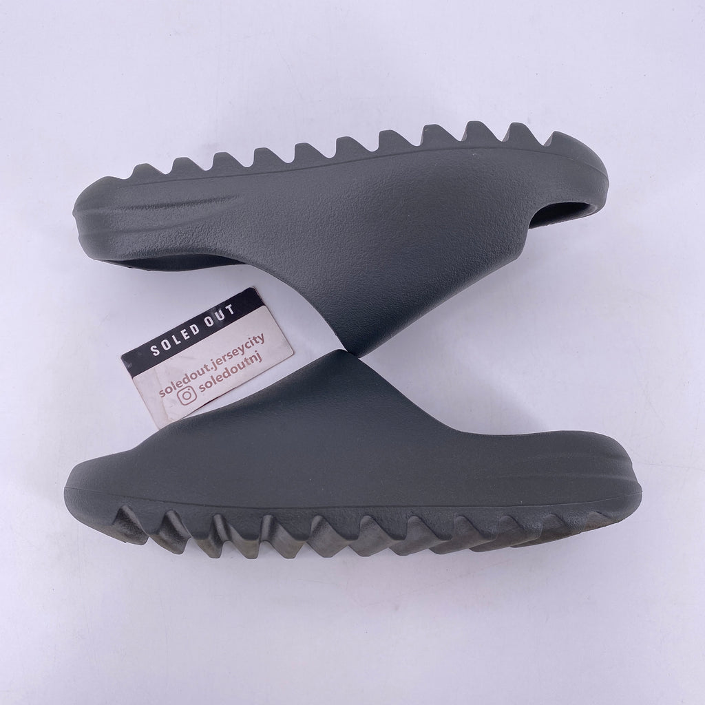 Yeezy Slide "Dark Onyx" 2024 Used Size 8
