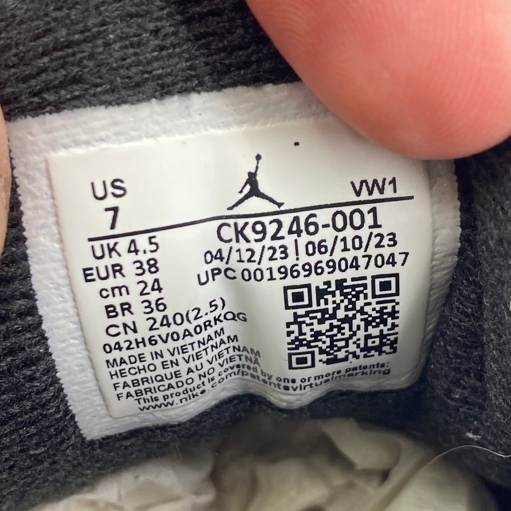 Air Jordan (W) 3 Retro "Off Noir" 2023 Used Size 7W