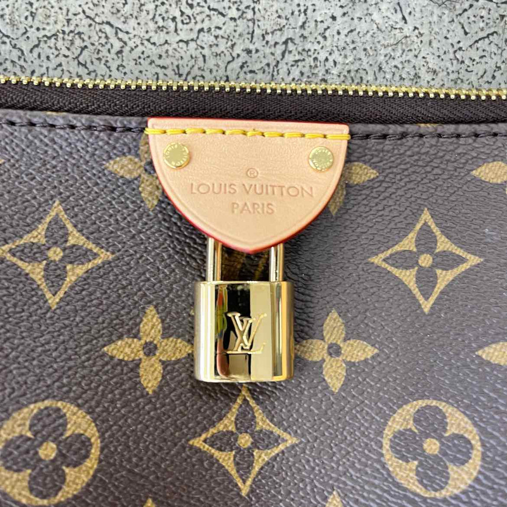 Louis Vuitton Shoulder Bag "POCHETTE TIRETTE" Used Brown