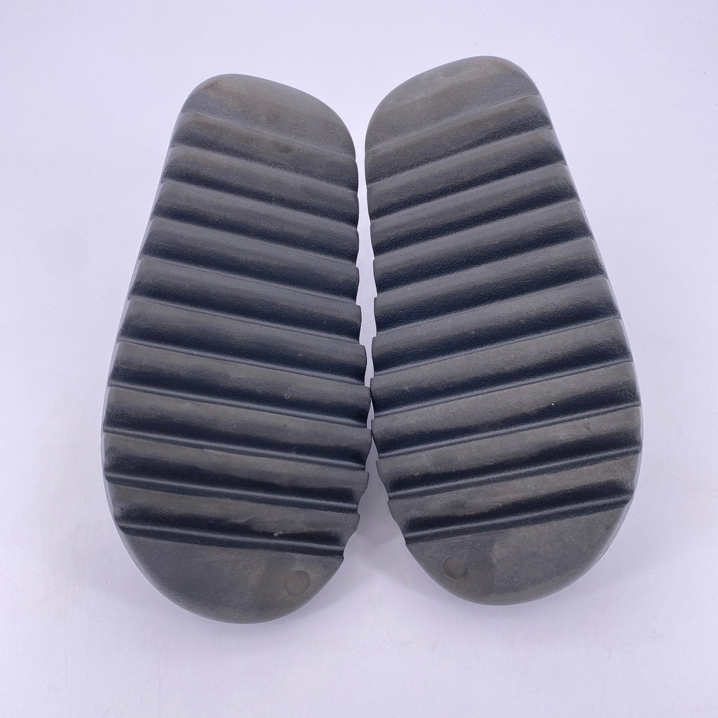 Yeezy Slide "Dark Onyx" 2024 Used Size 8