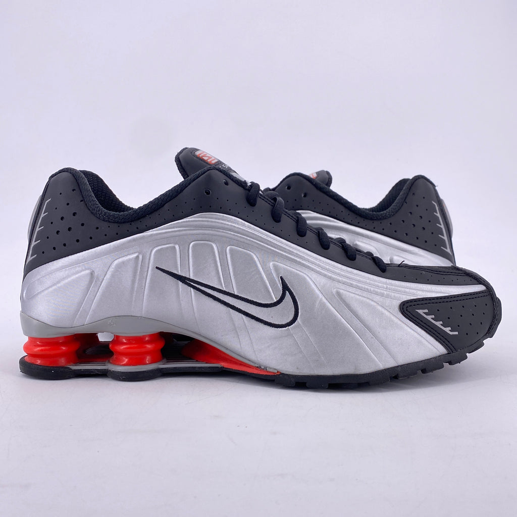 Nike Shox R4 "Black Metallic Silver" 2025 Used Size 10.5