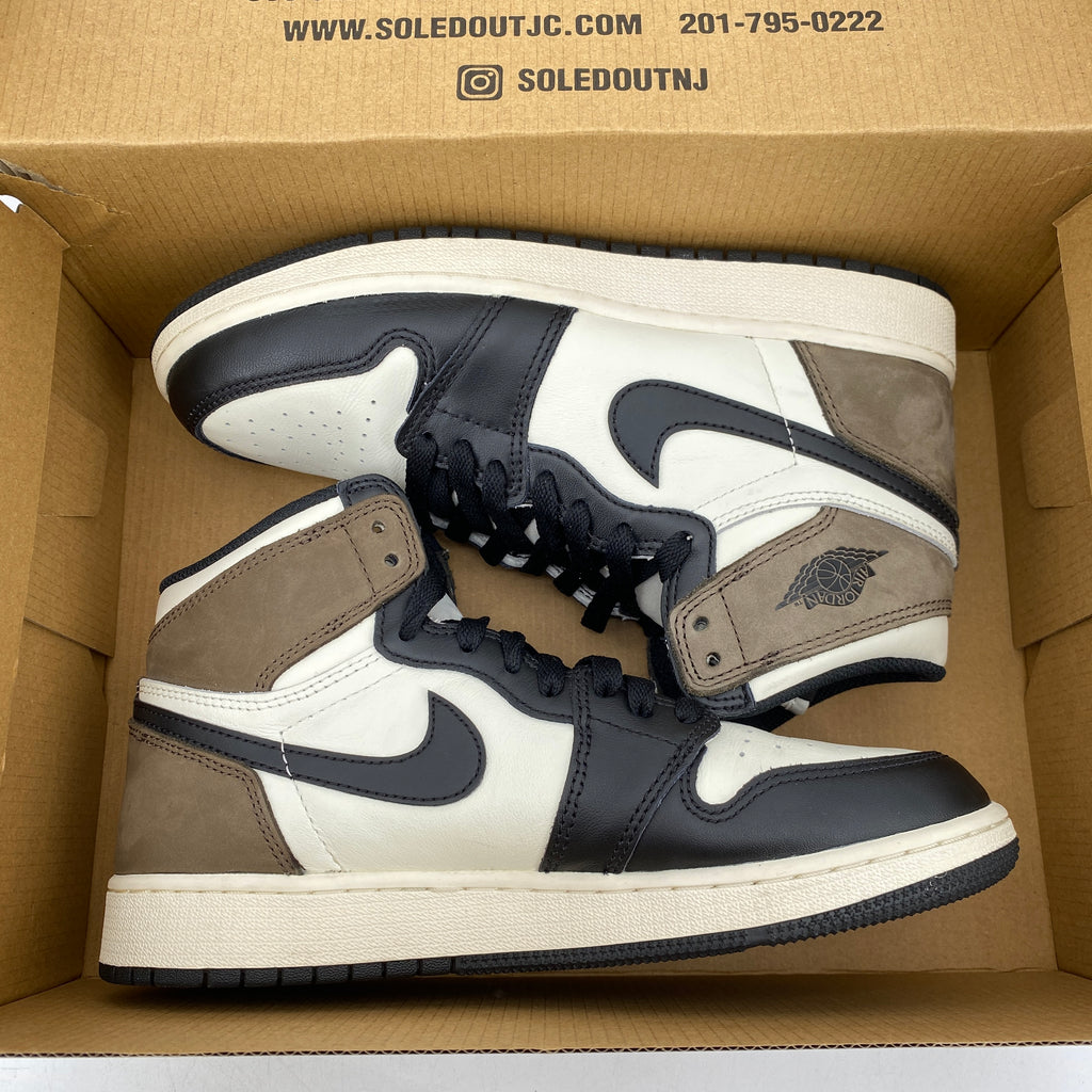 Air Jordan (GS) 1 Retro High "Dark Mocha" 2020 Used Size 6.5Y
